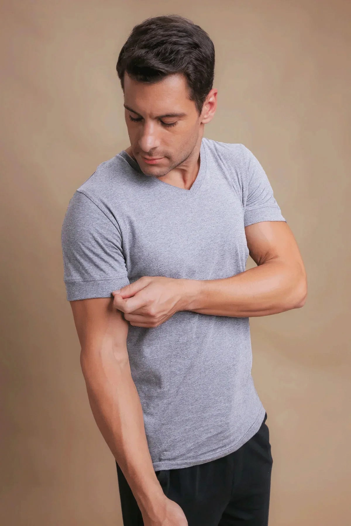 Man wearing a light grey, short-sleeve organic cotton t-shirt for sensitive skin