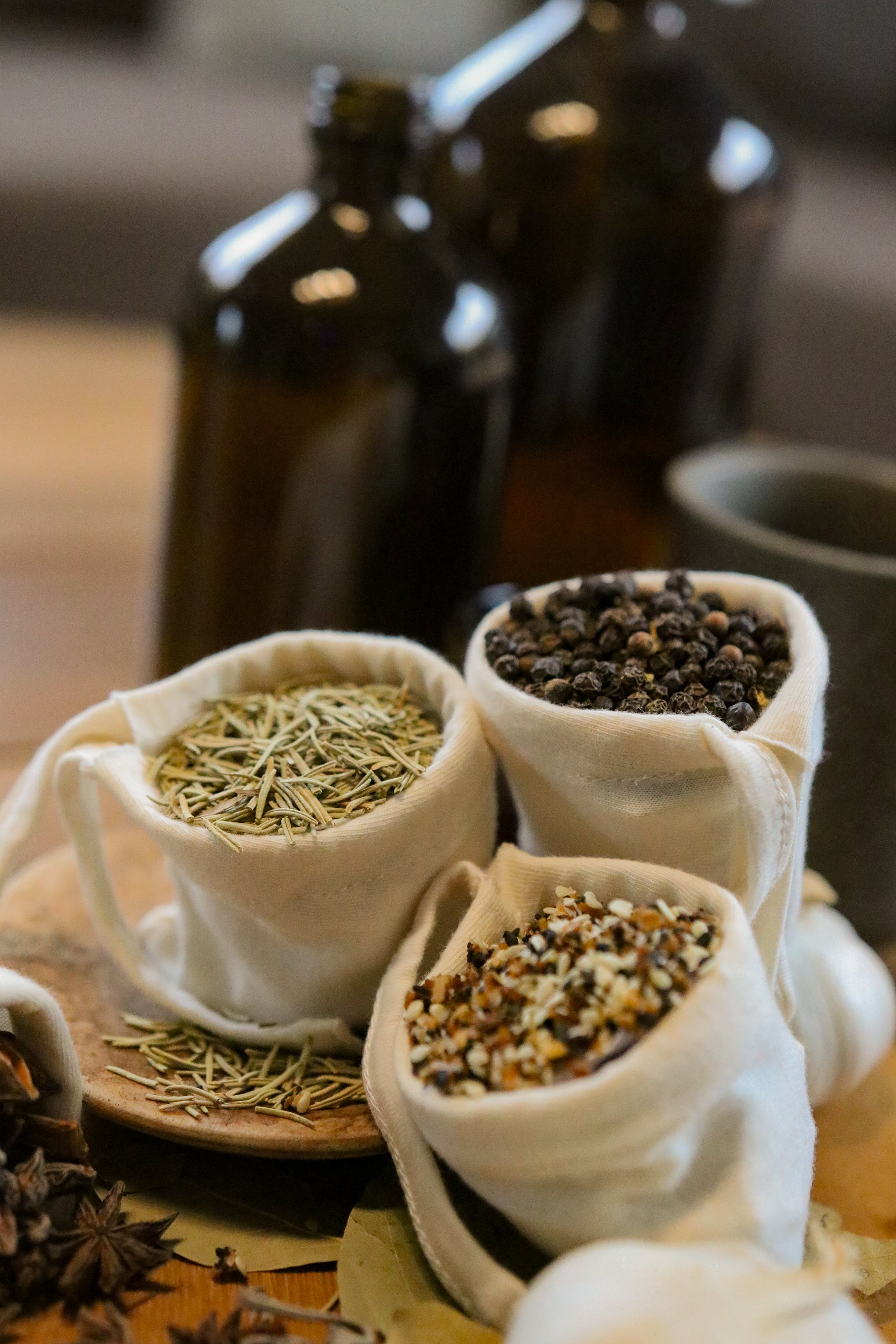 Reusable cotton tea bags filled with herbs and spices, allergy-free and eco-friendly